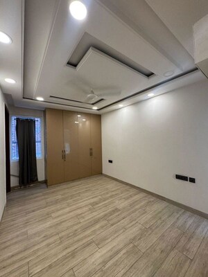 Room in 3 BHK Builder Floor at Sector 21 – for Rent