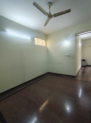 Room in 2 BHK Builder Floor at Hsr Layout Sector 2 – for Rent