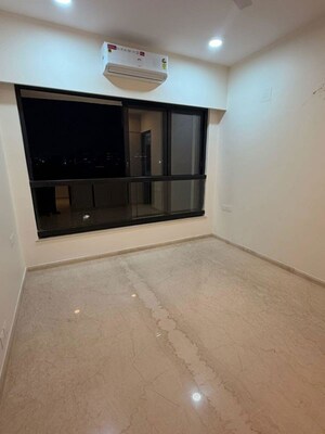 Room in 4 BHK Apartment at Kalpataru Magnus, Bandra East – for Rent
