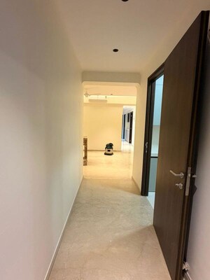 Room in 4 BHK Apartment at Kalpataru Magnus, Bandra East – for Rent