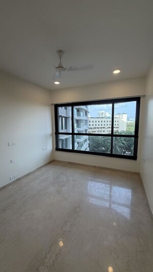 Room in 4 BHK Apartment at Kalpataru Magnus, Bandra East – for Rent