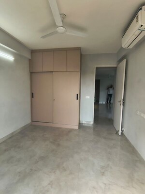 Room in 3 BHK Apartment at Signature Global City, Sector 37d – for Rent