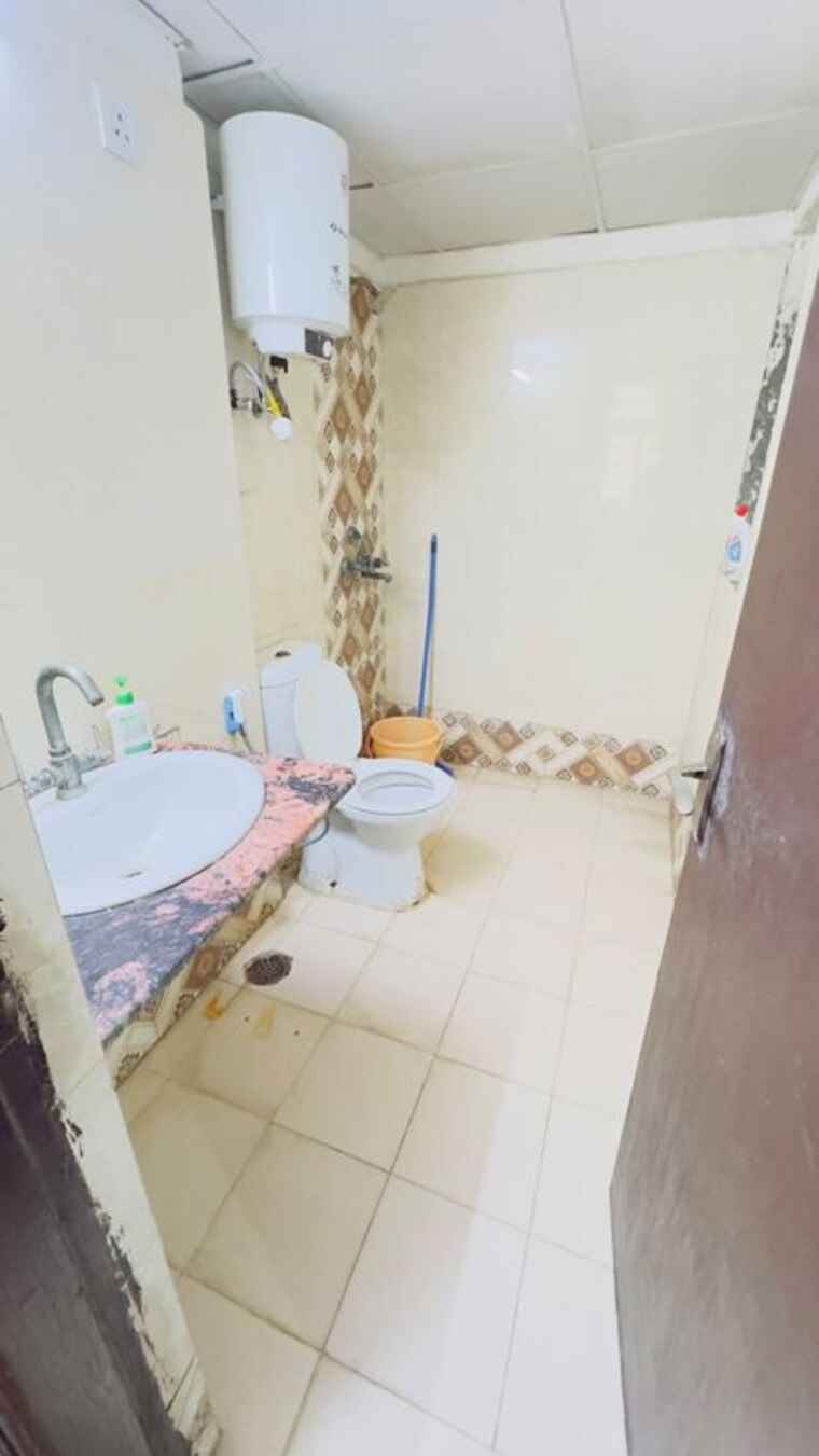 Bathroom, aims-golf-city 3.5 Bedroom 1550 Sq.Ft. Apartment In Sector 75 Noida 10625831