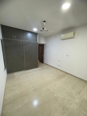 Room in 3 BHK Apartment at Oberoi Realty Esquire, Goregaon East – for Rent