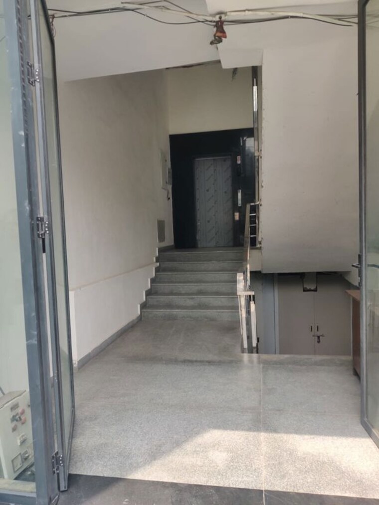 Bathroom, kotla mubarakpur Commercial Showroom 3200 Sq.Ft. In Kotla Mubarakpur Delhi 10625973