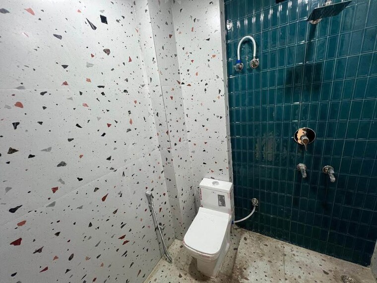 Bathroom, uttam nagar 3 Bedroom 1000 Sq.Ft. Builder Floor In Uttam Nagar Delhi 10625999