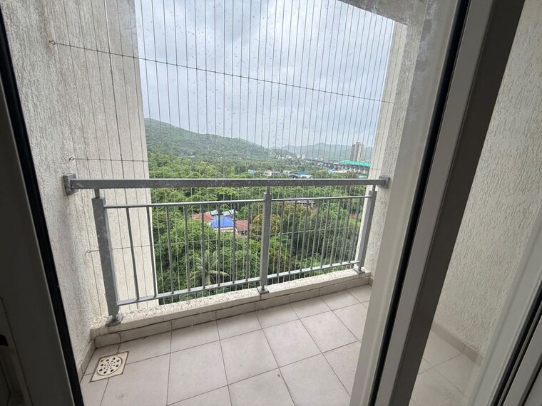 Balcony, horizon-height 1 Bedroom 580 Sq.Ft. Apartment In Kasarvadavali Thane 10625992