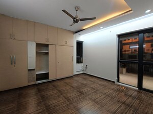 Room in 3 BHK Builder Floor at Janakpuri – for Rent