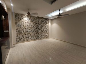 Room in 3 BHK Builder Floor at Janakpuri – for Rent