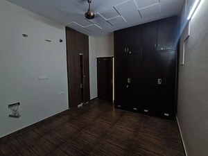 Room in 3 BHK Builder Floor at Janakpuri – for Rent