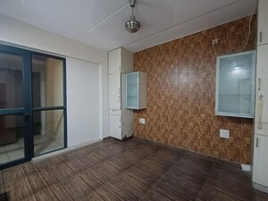 Room in 3 BHK Builder Floor at Janakpuri – for Rent