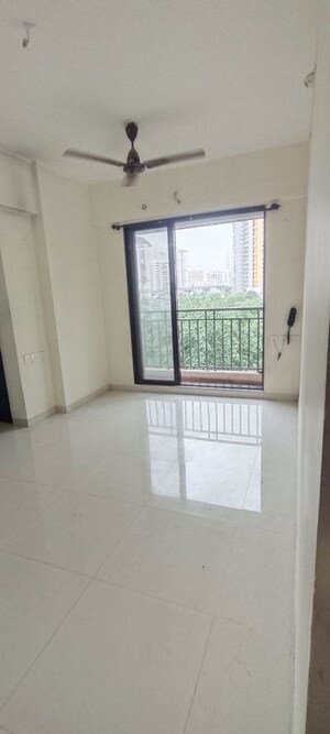 2 BHK Apartment For Rent in Raunak Unnathi Woods Supreme, Ghodbunder Road