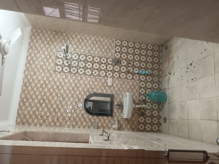 Bathroom, sector 16 3 Bedroom 1850 Sq.Ft. Independent House In Sector 16 Faridabad 10626081