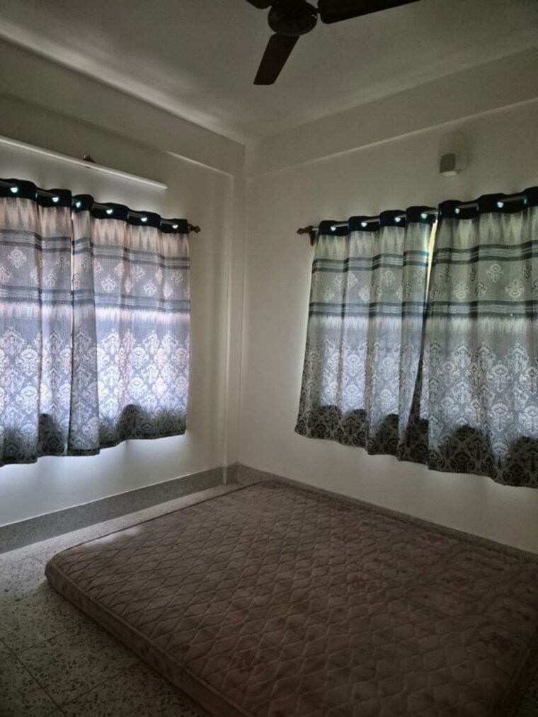 Room, park circus 2 Bedroom 700 Sq.Ft. Apartment In Park Circus Kolkata 10626094