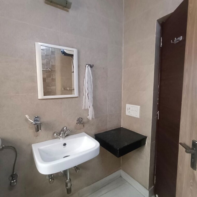 Bathroom, kalkaji 3.5 Bedroom 1600 Sq.Ft. Apartment In Kalkaji Delhi 10626140