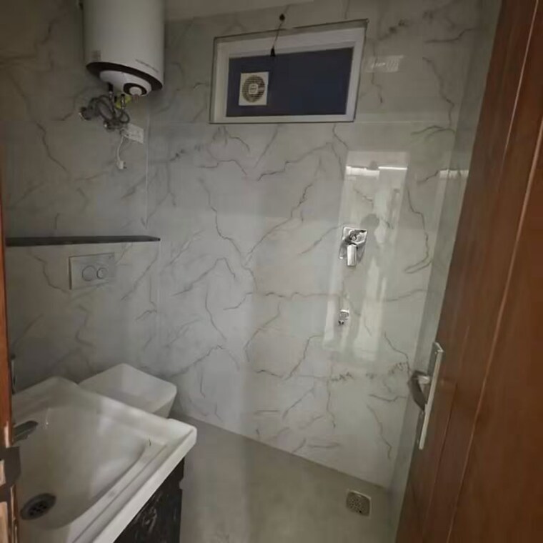 Bathroom, freedom fighters enclave 2 Bedroom 950 Sq.Ft. Apartment In Freedom Fighters Enclave Delhi 10626207