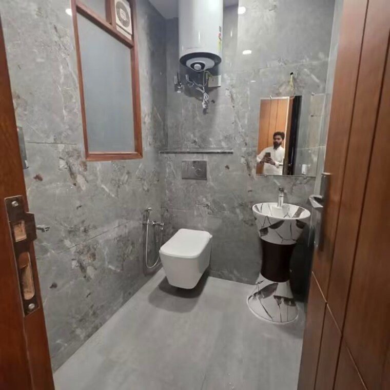 Bathroom, freedom fighters enclave 2 Bedroom 950 Sq.Ft. Apartment In Freedom Fighters Enclave Delhi 10626207