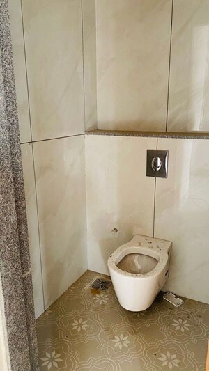 Bathroom in 4 BHK Apartment at Kasper Woods, New Alkapuri – for Sale