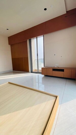 Room in 4 BHK Apartment at Kasper Woods, New Alkapuri – for Sale