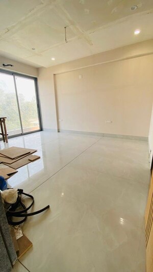 Room in 4 BHK Apartment at Kasper Woods, New Alkapuri – for Sale