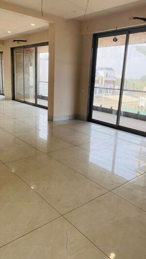 Room in 4 BHK Apartment at Kasper Woods, New Alkapuri – for Sale
