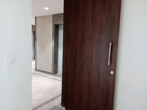 Room in 5 BHK Apartment at Kalpataru Magnus, Bandra East – for Rent