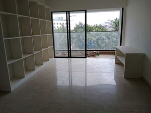 Room in 5 BHK Apartment at Kalpataru Magnus, Bandra East – for Rent