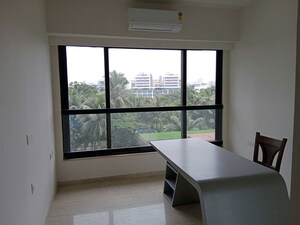 Room in 5 BHK Apartment at Kalpataru Magnus, Bandra East – for Rent