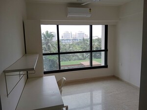 Room in 5 BHK Apartment at Kalpataru Magnus, Bandra East – for Rent