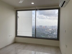 Room in 2.5 BHK Apartment at Oberoi Realty Woods, Goregaon East – for Rent