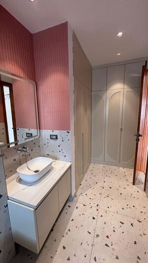 Bathroom in 2.5 BHK Builder Floor at Smart World Orchard, Sector 61 – for Rent