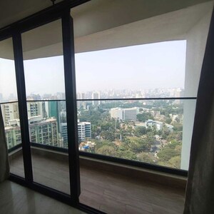 Room in 3 BHK Apartment at Bandra Kurla Complex – for Rent