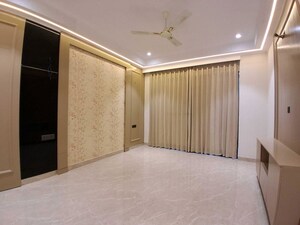 Room in 4 BHK Builder Floor at Sector 23 – for Rent