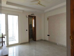 Room in 4 BHK Builder Floor at Sector 21 – for Rent