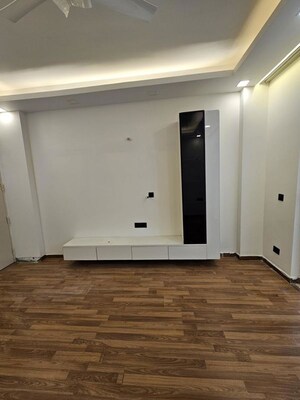 Room in 3 BHK Builder Floor at Smart World Orchard, Sector 61 – for Rent