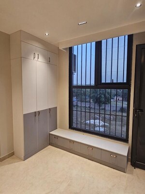 Room in 3 BHK Builder Floor at Smart World Orchard, Sector 61 – for Rent