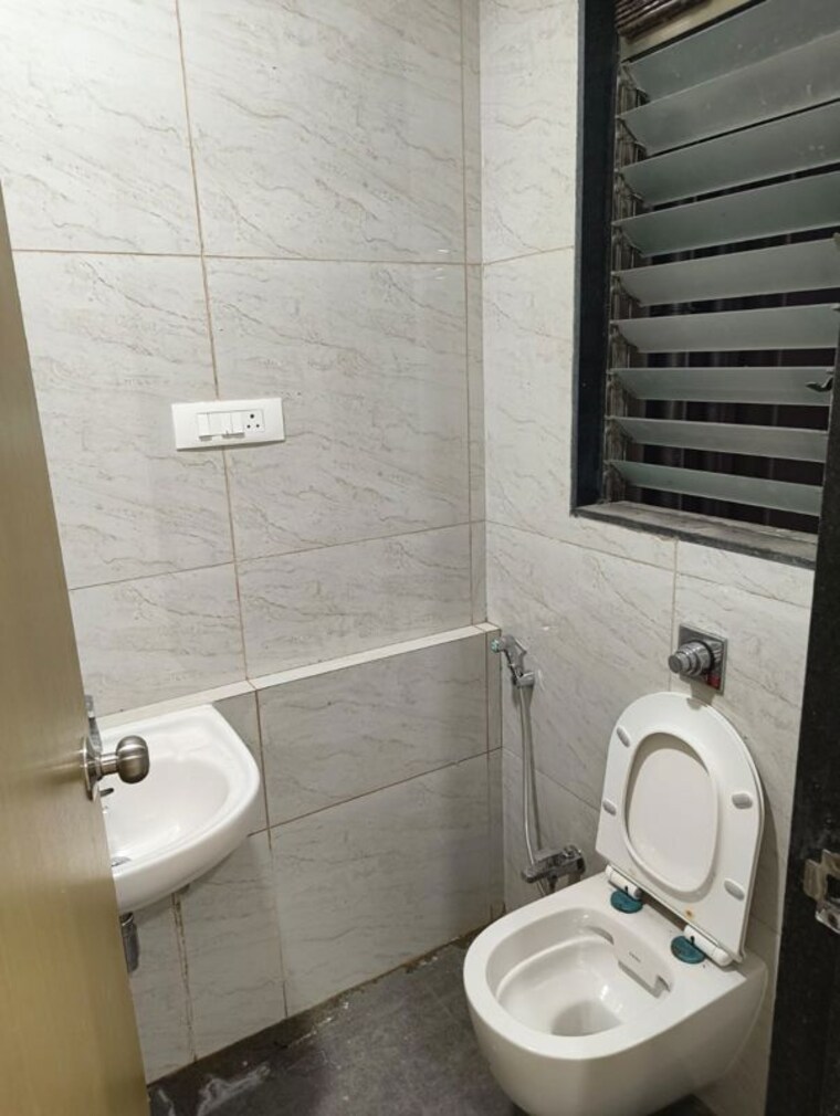 Bathroom, chandak-34-park-estate 2 Bedroom 700 Sq.Ft. Apartment In Goregaon West Mumbai 10627073