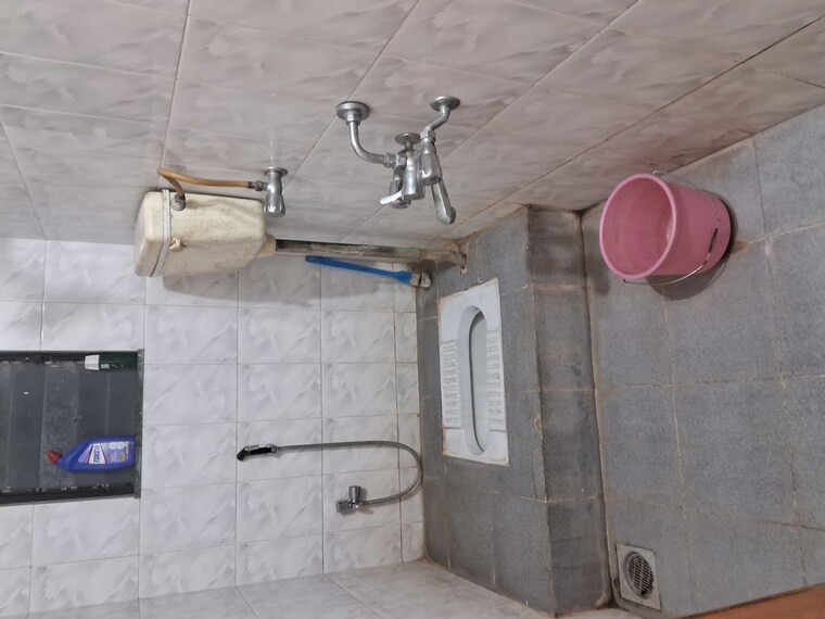 Bathroom, kumar-padmalaya 2 Bedroom 1000 Sq.Ft. Apartment In Aundh Pune 10627151