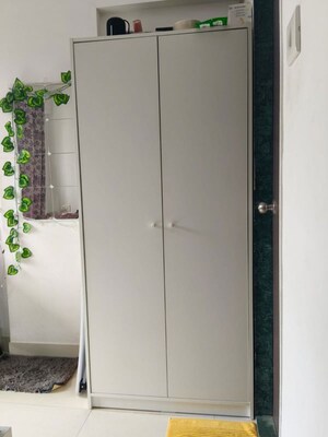 Furnished Amenities in 1 BHK Apartment at Golden Star CHS, Santacruz East – for Rent