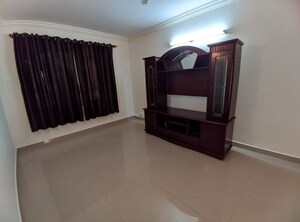 Room in 3 BHK Apartment at Diamond District, Old Airport Road – for Rent