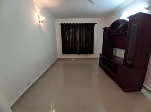 Room in 3 BHK Apartment at Diamond District, Old Airport Road – for Rent