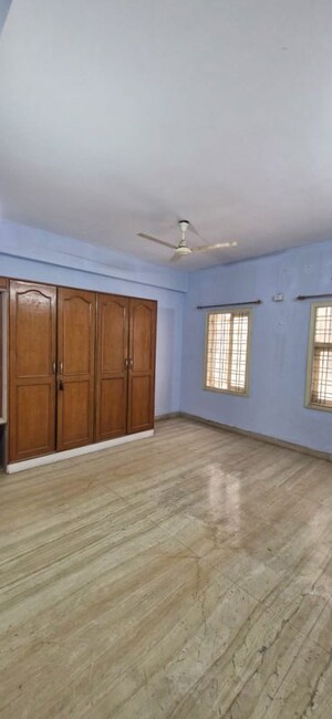 Room in 3 BHK Builder Floor at Kondapur – for Rent