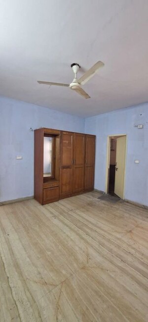 Room in 3 BHK Builder Floor at Kondapur – for Rent