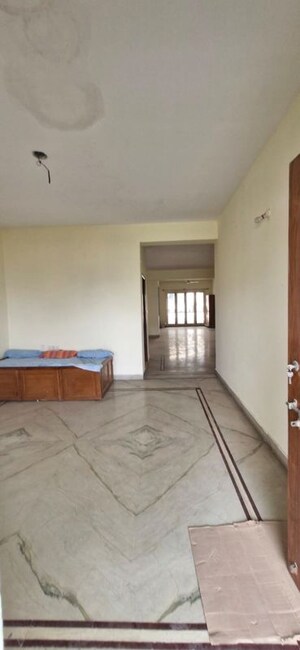 Room in 3 BHK Builder Floor at Kondapur – for Rent