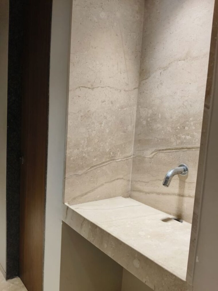 Bathroom, jagatpur 3 Bedroom 241 Sq.Yd. Apartment In Jagatpur Ahmedabad 10627425