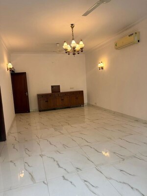 Room in 3 BHK Builder Floor at Saket – for Rent