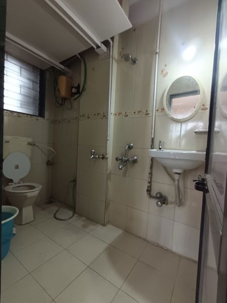 Bathroom, shraddha-chs-chembur 2.5 Bedroom 800 Sq.Ft. Apartment In Chembur Mumbai 10627519