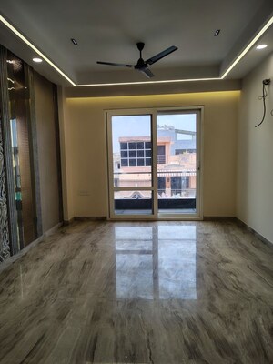 Room in 4 BHK Builder Floor at Janakpuri – for Sale