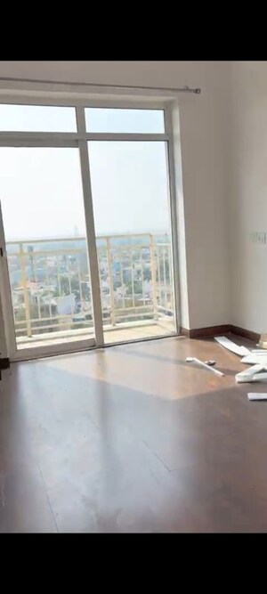 Room in 3 BHK Apartment at Jaypee Greens Pavilion Court, Sector 128 – for Rent