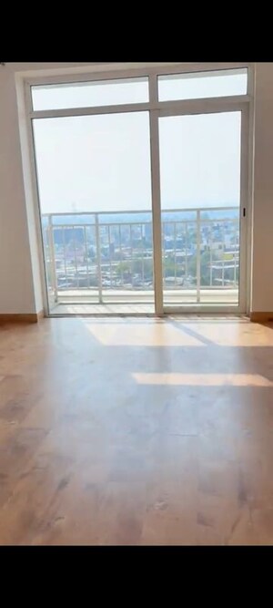 Room in 3 BHK Apartment at Jaypee Greens Pavilion Court, Sector 128 – for Rent